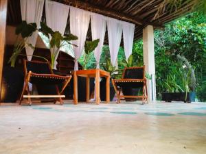 巴利亚多利德Hotel Boutique Refugio 41的帐篷下摆放着两把椅子和一张桌子。