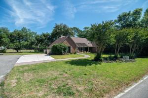 ein Haus am Straßenrand in der Unterkunft Litchfield Country Club Cottage 4BR 4BA Retreat in Pawleys Island