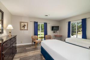 ein Hotelzimmer mit einem Bett, einem Schreibtisch und einem Tisch in der Unterkunft Litchfield Country Club Cottage 4BR 4BA Retreat in Pawleys Island