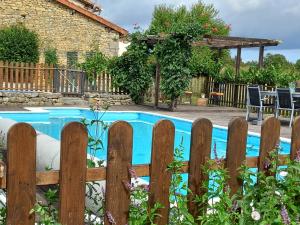 Bazén v ubytování Gîte Les fauvettes nebo v jeho okolí