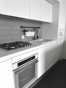 Riga Modern Apartment tesisinde mutfak veya mini mutfak