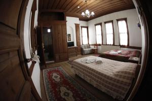 Habitación con vistas a un dormitorio con cama y espejo. en Arifbey Konak Hotel, en Safranbolu