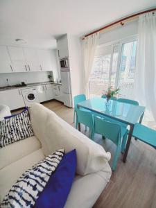 ein Wohnzimmer mit einem Sofa und einem Tisch in der Unterkunft Frente al mar in Benalmádena