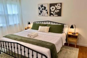 - une chambre avec un grand lit et des oreillers verts dans l'établissement Mountain View Getaway - Stunning Views and Privacy, à Shenandoah