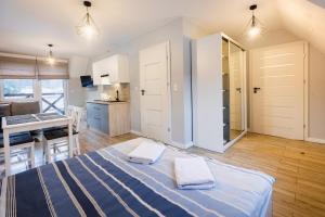een grote kamer met een bed en een keuken bij Apartamenty,pokoje Paholski in Zubrzyca Górna