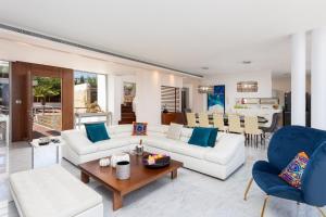 uma sala de estar com dois sofás brancos e uma mesa em Annabel Beach Palace em Lachi