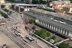 una vista aérea de una ciudad con estación de tren en ANMAN HHBB tourism & business rooms, en Padua