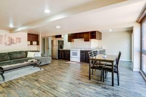 Η κουζίνα ή μικρή κουζίνα στο Unique Castro Valley House 30 Mi to San Fran! +22 φωτογραφίες