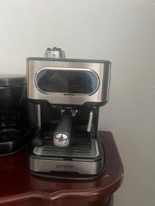eine Kaffeemaschine mit einer Kamera darüber in der Unterkunft Apartment Salaj in Ulcinj