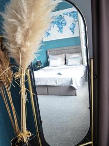 espejo frente a un dormitorio con cama en MOOW Belgrade Waterfront View Apartments, en Belgrado