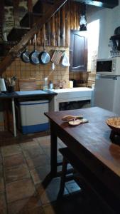 een keuken met een houten tafel en een aanrecht bij Gîte d'Aigoual in Valleraugue