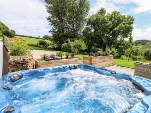 een jacuzzi in de achtertuin van een huis bij Birchenhayes in Saltash