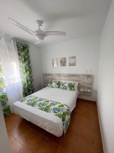 um quarto com 2 camas e uma ventoinha de tecto em Villa Paraiso em Cazalegas