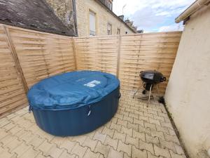 Fotografia z galérie ubytovania Beau chalet 6 personnes avec Jacuzzi v destinácii Tilly-sur-Seulles
