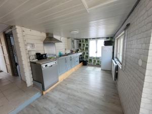 Kuchyňa alebo kuchynka v ubytovaní Beau chalet 6 personnes avec Jacuzzi
