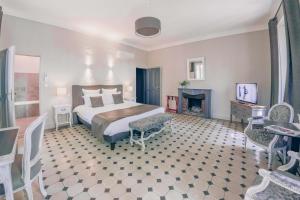 a hotel room with a bed and a fireplace at Auberge de la Treille - Chambres d'Hôtes in Avignon