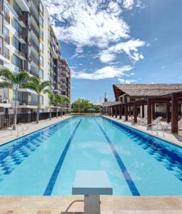 a large swimming pool in the middle of a building at Apartamento en Peña Azul "La Aldea" Ricaurte, Cundinamarca in Ricaurte