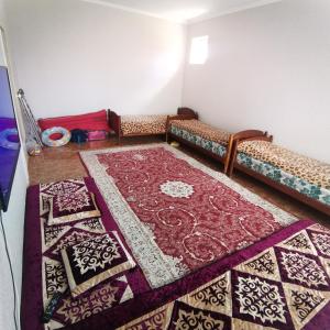Postel nebo postele na pokoji v ubytování 2х комнатная квартира на Иссык-Куле