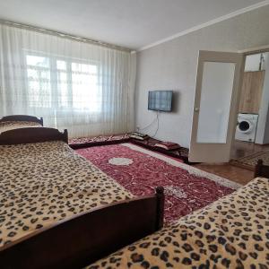 Postel nebo postele na pokoji v ubytování 2х комнатная квартира на Иссык-Куле + 9 fotografií
