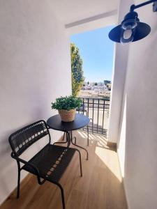 una mesa y un banco en un balcón con vistas en Vive el Renacimiento: Cazuela, en Baeza 7 fotos más