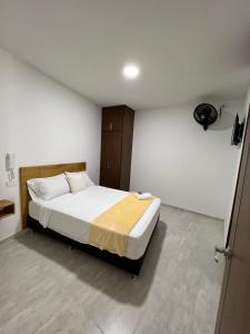 sypialnia z dużym łóżkiem w pokoju w obiekcie Hotel el tamaco w mieście Ocaña