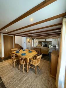 Ruang duduk di The Old Post House - Historic Dartmoor Home