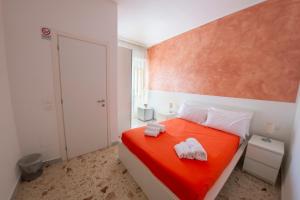 una camera da letto con un letto con due asciugamani sopra di A CASA DI MARCO Salerno CENTRO a Salerno