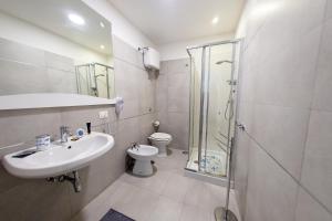 un bagno con doccia, lavandino e WC di A CASA DI MARCO Salerno CENTRO a Salerno