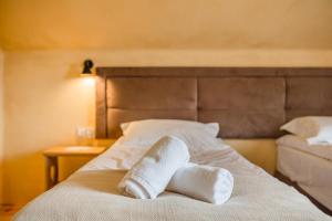 parę białych skarpetek siedzących na łóżku w obiekcie Herbarium Bieszczadzkie Apartamenty w Berezce