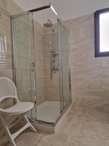 doccia con sedia e box doccia in vetro di Lu Zezzu a Sannicola