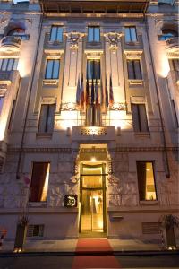een gebouw met een 's nachts verlichte deur bij Art Hotel Boston in Turijn