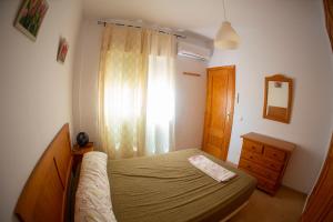 ガルチャにあるNuevaのベッドルーム1室(ベッド1台、ドレッサー、窓付)