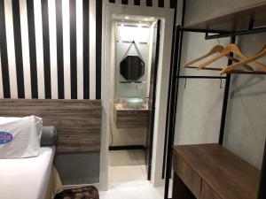 a bedroom with a bed and a sink and a mirror at HOTEL BIGSTAR in Salvador