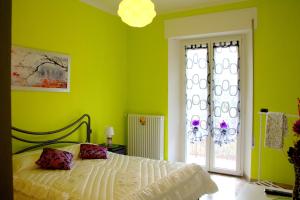 ヴィッラグランデにあるB&B Il Poggioの緑のベッドルーム(ベッド1台、窓付)