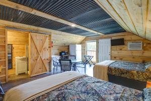 Un dormitorio con 2 camas y una mesa en una habitación en Peaceful Huntsville Getaway with Access to ATV Route en Huntsville