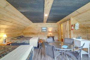 Un dormitorio con 2 camas y una mesa en una habitación en Peaceful Huntsville Getaway with Access to ATV Route, en Huntsville