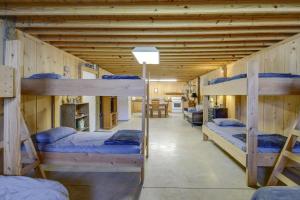 una camera con 3 letti a castello in una cabina di Outdoorsy Huntsville Getaway ATV Authorized Route a Huntsville