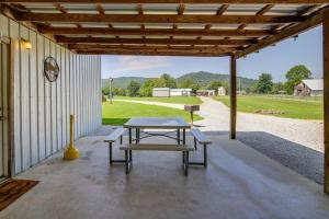 un patio con tavolo, panche e campo di Outdoorsy Huntsville Getaway ATV Authorized Route a Huntsville Altre 20 foto