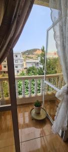 Pokój z balkonem ze stołem i oknem w obiekcie Page et montagne chez Ben&Edd w mieście Ksar es-Seghir