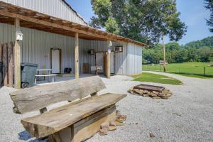 HuntsvilleにあるPet-Friendly Huntsville Retreat ATV Trail Access!の木製のベンチ