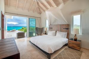 Postel nebo postele na pokoji v ubytování Sailrock South Caicos - Oceanview Villas & Suites