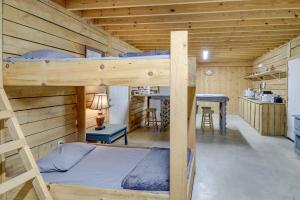 una camera da letto con due letti a castello in una cabina di Pet-Friendly Huntsville Home ATV Authorized Route a Huntsville