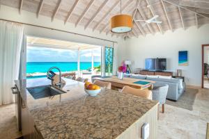 TV a/nebo společenská místnost v ubytování Sailrock South Caicos - Oceanview Villas & Suites