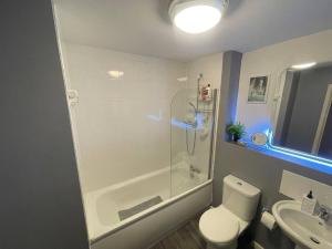 Ένα μπάνιο στο Cityfront Cosy Apt Near City Centre & Etihad Stadium, Free Parking +26 φωτογραφίες