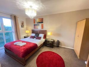 1 dormitorio con 1 cama grande con sábanas rojas y alfombra roja en Cityfront Cosy Apt Near City Centre & Etihad Stadium, Free Parking en Mánchester