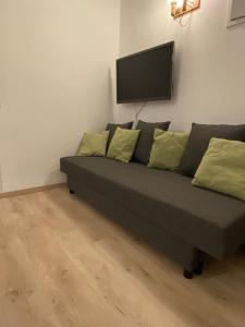 un sofá en la sala de estar con TV de pantalla plana en Ci Vediamo Al Mare en Metaponto