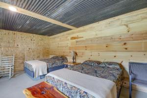 En eller flere senger på et rom på Outdoorsy Escape in Huntsville - ATV On-Site!