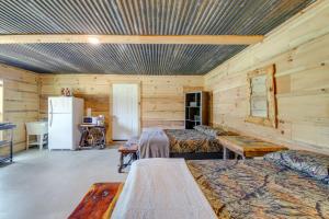 Zimmer mit 2 Betten und einem Kühlschrank in der Unterkunft Lovely Hideaway in Huntsville Ride, Hike and Unwind in Huntsville
