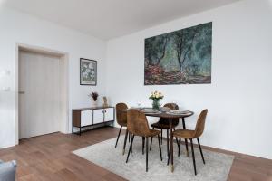 uma sala de jantar com mesa e cadeiras em Modernes Apartment, Altstadt, Parkplatz, NETFLIX em Quedlinburg