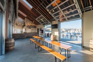 une rangée de tables dans une pièce avec vue dans l'établissement Seaside Point Loma Home W Outdoor Patio, à San Diego